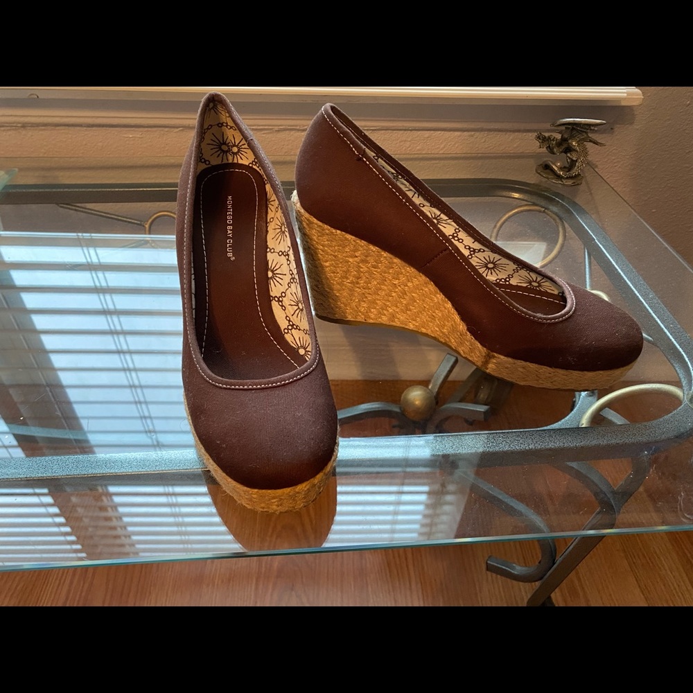 Brown wedge